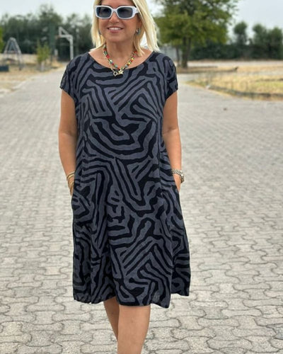 Savnmote™ | Sommerkjole med rund hals og flott trykk