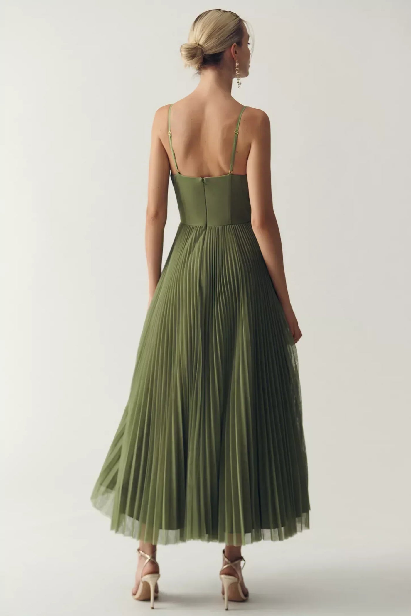 Savnmote™ | Olivia-kjole – Moderne eleganse med åpen rygg